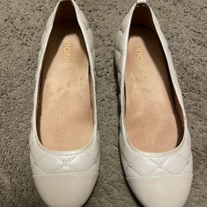 LIKE NEW! VIONIC “DESIREE” QUILTED CAP-TOE BALLET FLAT IN NUDE LEATHER